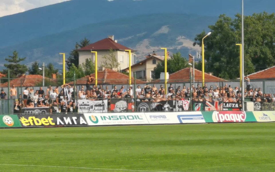 Феновете на Локомотив Пловдив подкрепят своите любимци в Коматево. .native-ad-suggested-news