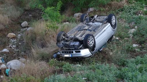  Кола излетя и се обърна край Симитли, потърпевши 