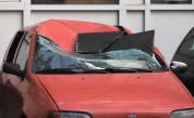  Плоча падна и смачка автомобил в София 