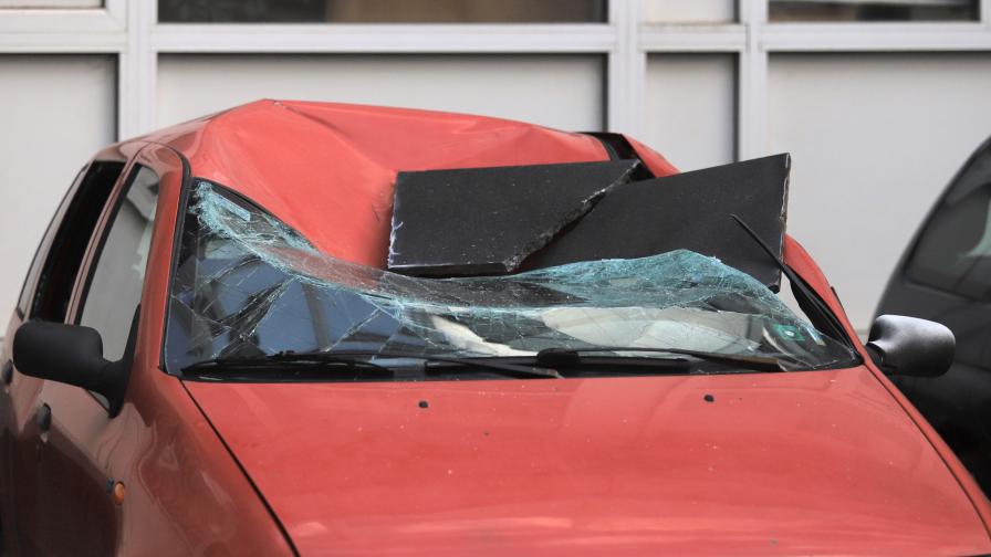 Плоча падна и смачка автомобил в София