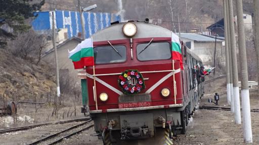  <p>Пътнически трен се удари в скали</p> 