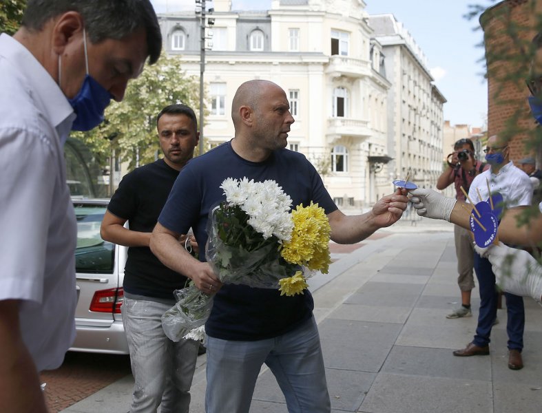 Поклонението на Бисер Михайлов1