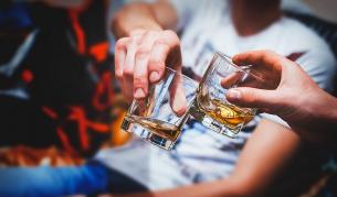 Алкохолът и цигарите повишават риска от заразяване с COVID-19