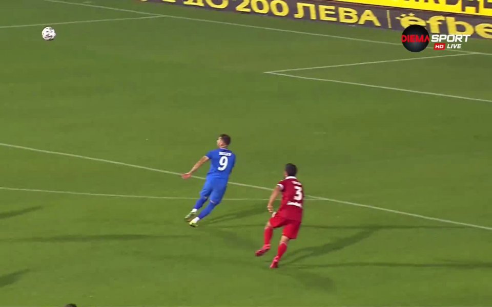 Гостите откриха резултата след груба грешка при изнасяне на топката