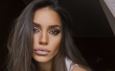 Футболна шефка провокира по бански