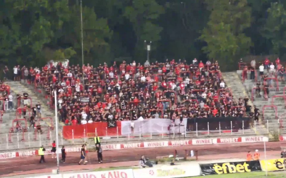 Феновете на ЦСКА с гореща подкрепа за тима срещу Славия.