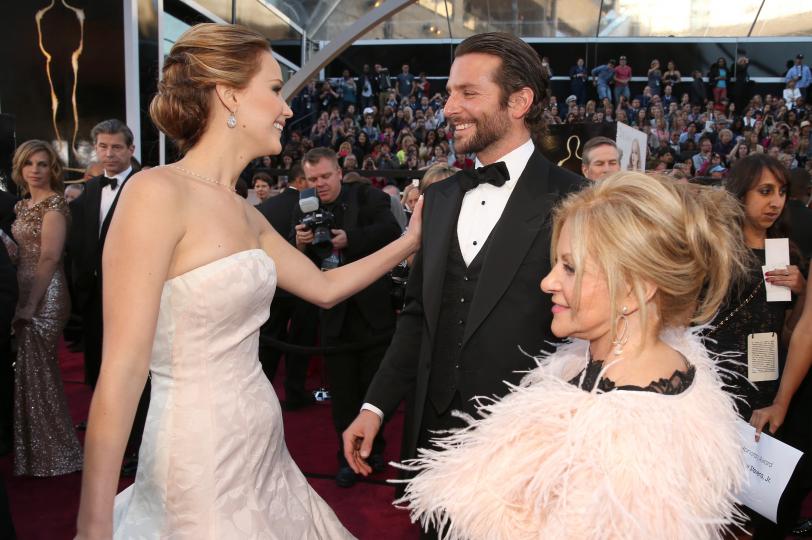 Глория Кампано и Брадли Купър: майка и син на червения килим