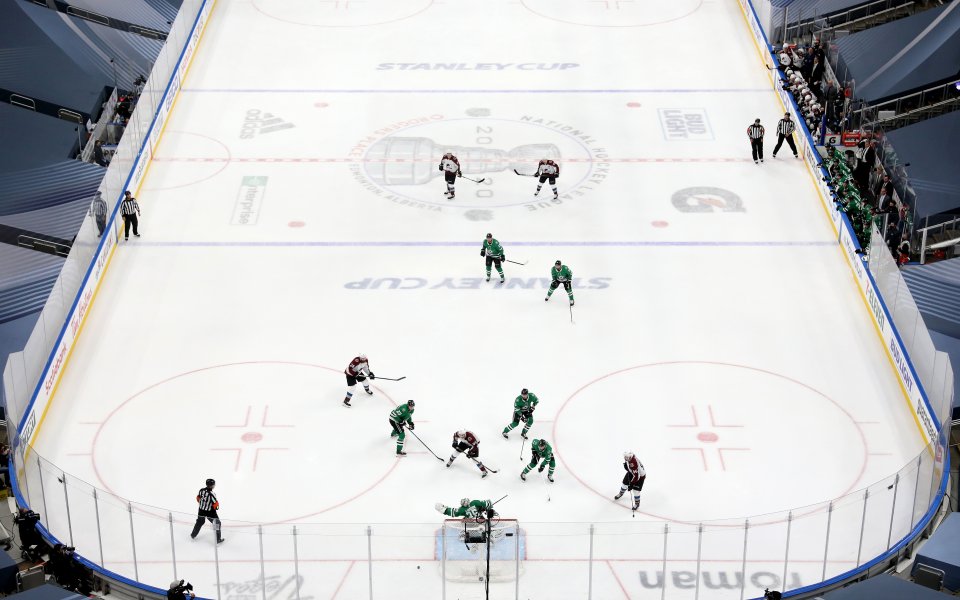 COVID-19 отложи мач от НХЛ