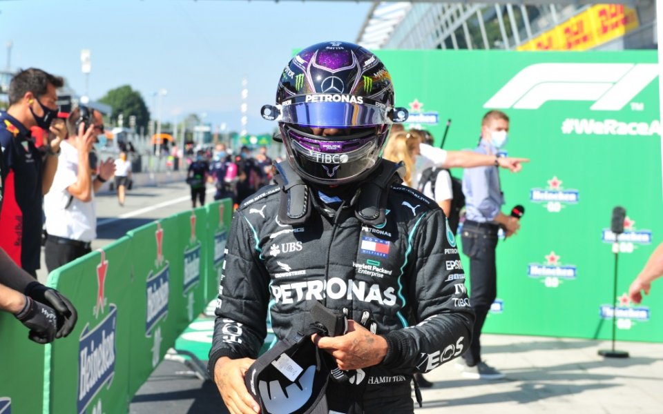Люис Хамилтън с Мерцедес спечели квалификацията преди Гран При на