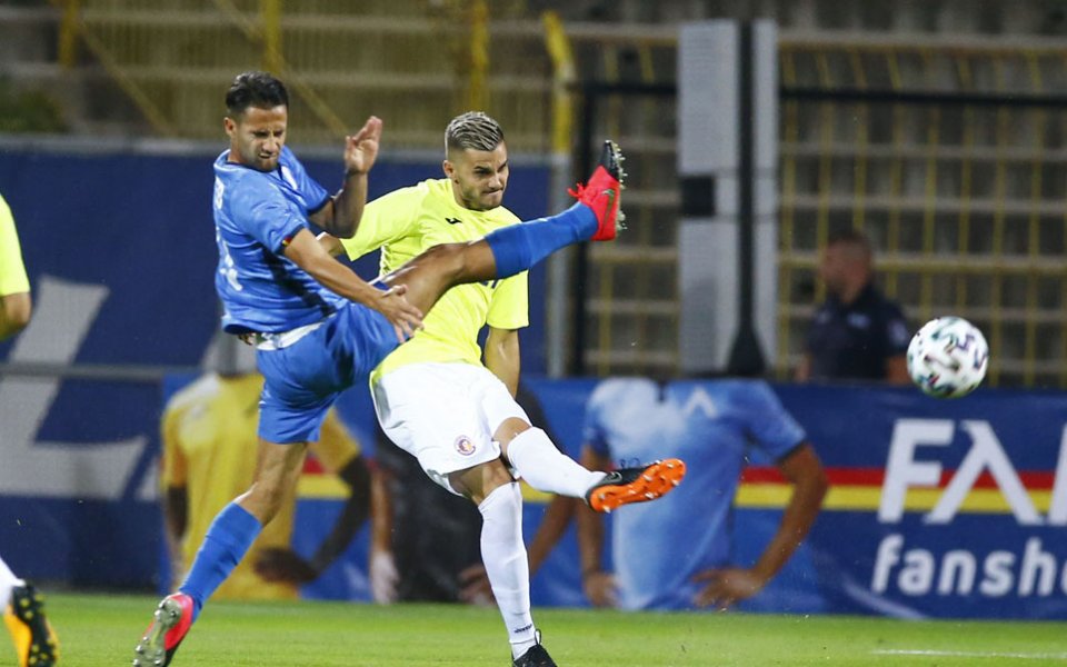 Отборите на Левски и Етър играят при резултат 0:0 в