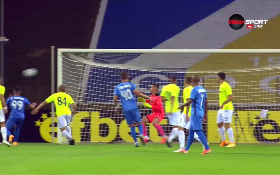 В 36-ата минута с отлична атака Цонев центрира отдясно, Алекс