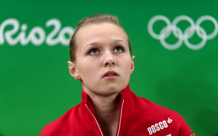 Шеметна гимнастичка се заиграва с феновете си