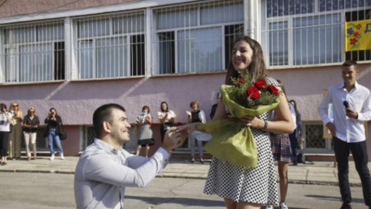  Учителка получи предложение за брак в първия образователен ден 