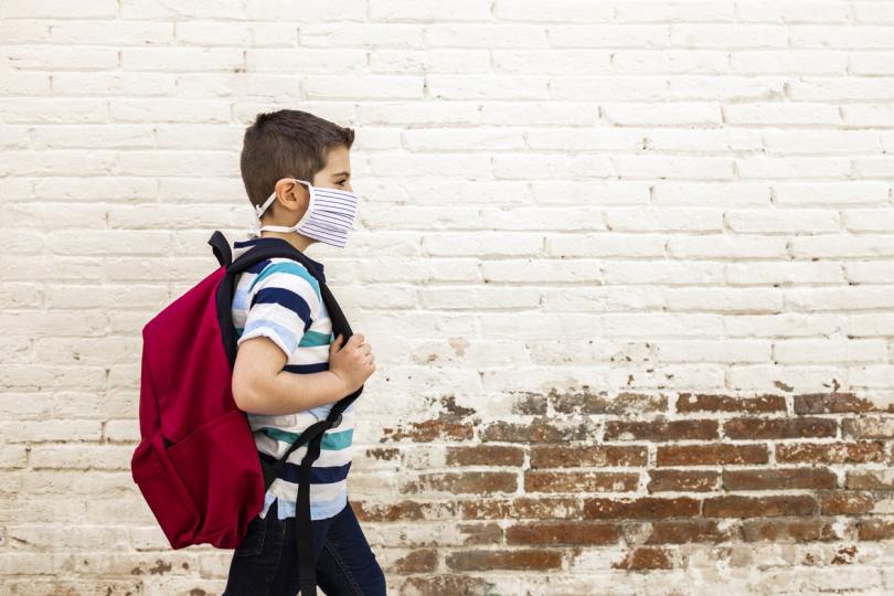 <p><strong>Пътуващите ученици, които правят тестовете си в училище, са потенциални заразители, защото децата невинаги носят правилно защитната си маска. Така при наличие на заразено дете рискът&nbsp;от заразяване на останалите&nbsp;е огромен.</strong></p>

<p>Всички пътници в училищните автобуси носят маски. Задача на придружаващите учители е да осигурят маските да се носят правилно. Рискът от заразяване беше многократно по-голям при досега действащата система без никакво тестване на децата.</p>