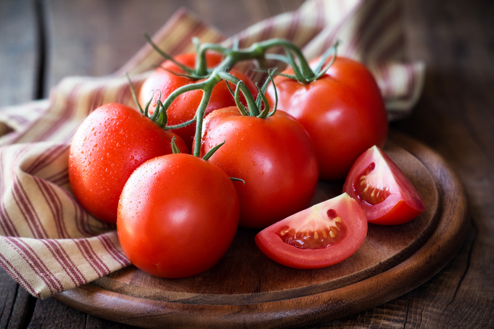 <p><strong>Домати</strong> Заредени с антиоксиданта ликопен доматите, особено ако са сготвени готвят, ще създадат бариера срещу свободните радикали, слънцето, възпалението, стреса</p>