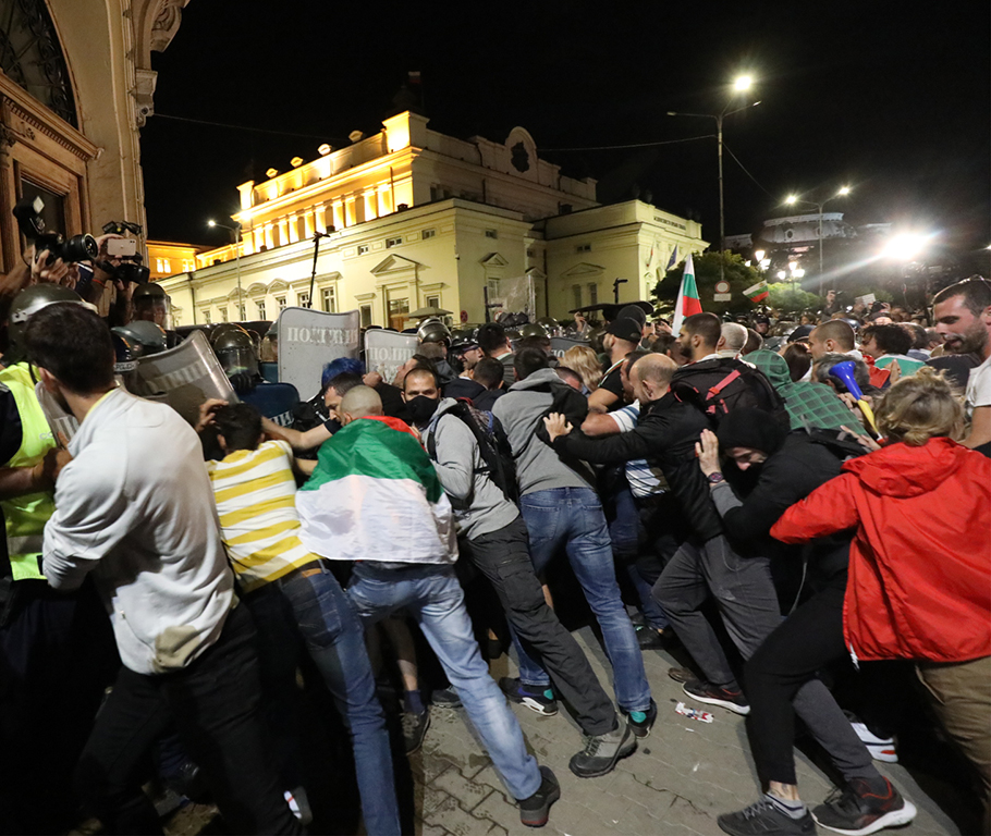 <p>Сблъсъци между полиция и протестиращи пред парламента. Полицейски кордон препречи шествието до паметника на Незнайния воин</p>