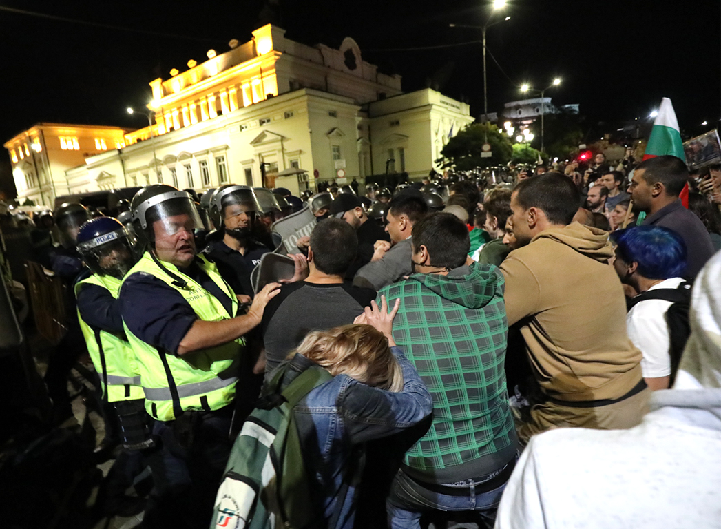<p>Сблъсъци между полиция и протестиращи пред парламента. Полицейски кордон препречи шествието до паметника на Незнайния воин</p>