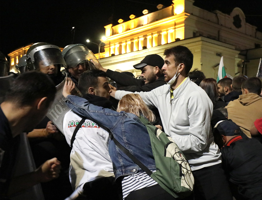 <p>Сблъсъци между полиция и протестиращи пред парламента. Полицейски кордон препречи шествието до паметника на Незнайния воин</p>