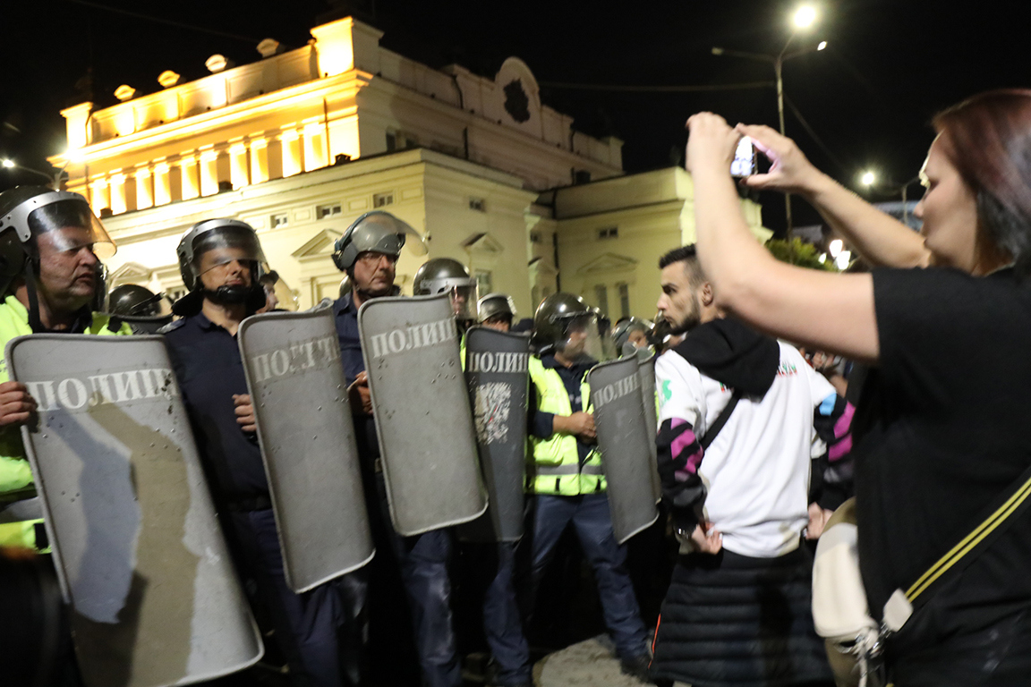 <p>Сблъсъци между полиция и протестиращи пред парламента. Полицейски кордон препречи шествието до паметника на Незнайния воин</p>