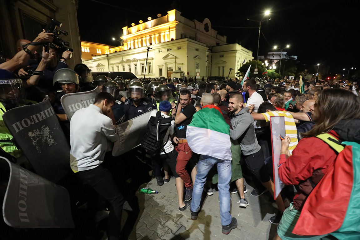 <p>Сблъсъци между полиция и протестиращи пред парламента. Полицейски кордон препречи шествието до паметника на Незнайния воин</p>