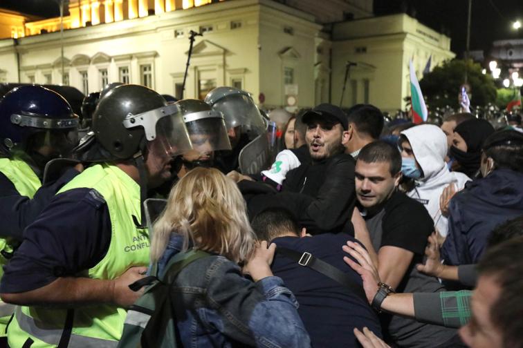 Бомбички бутилки павета полетяха към полицаите на протеста в София