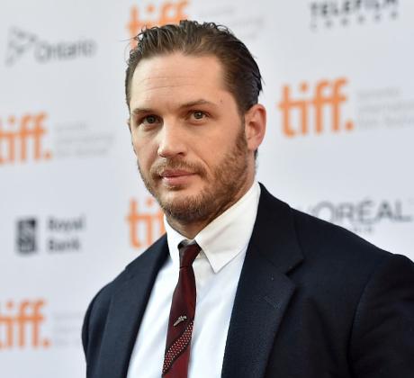 В Холивуд го познаваме като несломимия антигерой от Венъм загадъчния