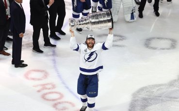 Шампионът в НХЛ Тампа Бей подписа договори със защитника Дейвид