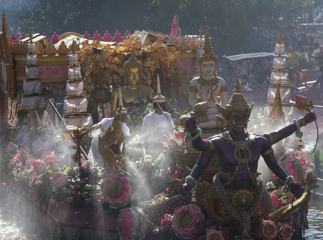 <p>Годишният фестивал Rap Bua, или буквално преведен като ритуал за получаване на цветя от лотос, е единствена по рода си древна будистка традиция на местното население на област Bang Phli в провинция Самут Пракан в покрайнините на Банкок, Тайланд.</p>

<p>&nbsp;</p>