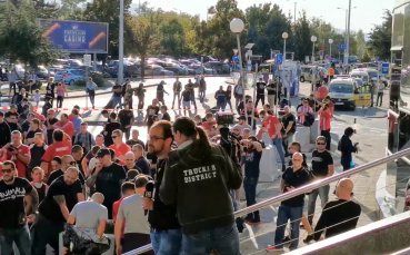Феновете на ЦСКА се събират пред терминал 1 на софийското