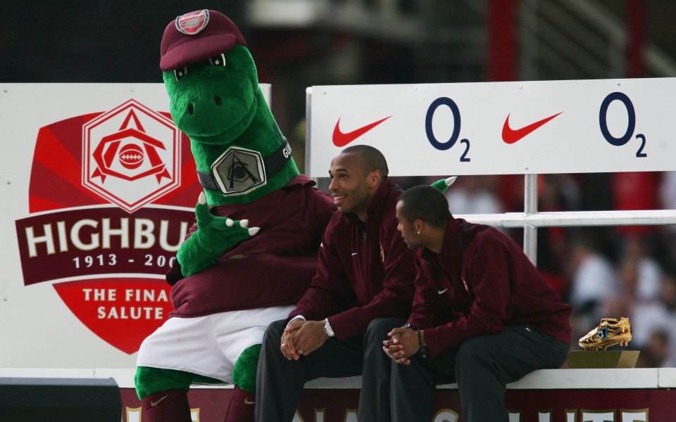 Арсенал уволни своя талисман Gunnersaurus
