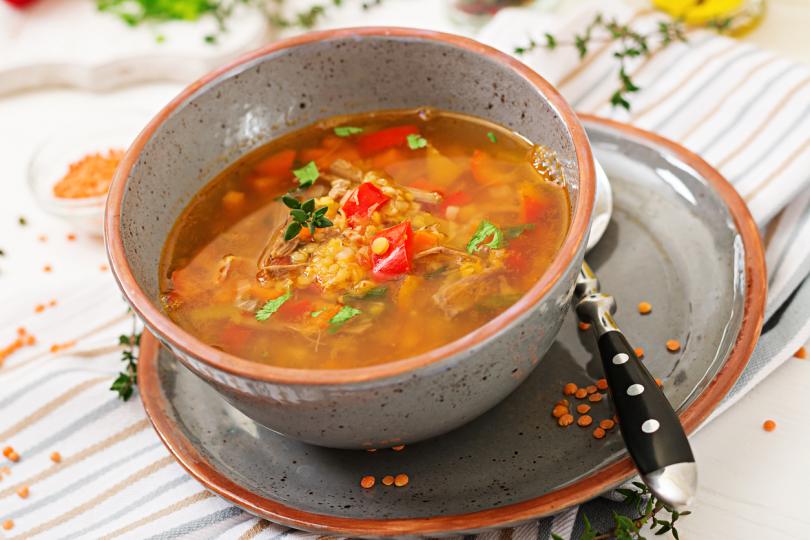 <p><strong>Бульони и супи</strong> - Щом температурите започнат да падат, е дошъл сезонът на домашно приготвените супи. Независимо дали жадувате за добрата старомодна пилешка супа или нещо по-питателно, ще ви трябва качествен бульон, с който да направите супата си вкусна. Разбира се, можете да закупите зеленчуков, пилешки или телешки бульон в магазина, но домашното е най-доброто! Приготвянето на ароматен бульон не отнема повече от 20 минути. И ако времето е проблем, можете да използвате тенджера под налягане или тенджера за бързо приготвяне.</p>