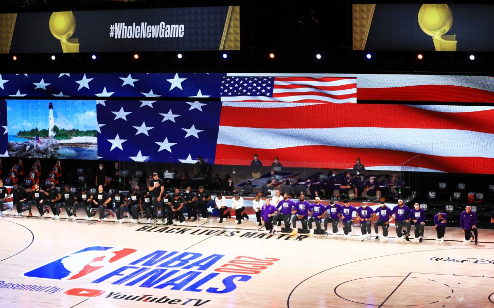 Леброн Джеймс записа трипъл-дабъл с 28 точки, 14 борби и