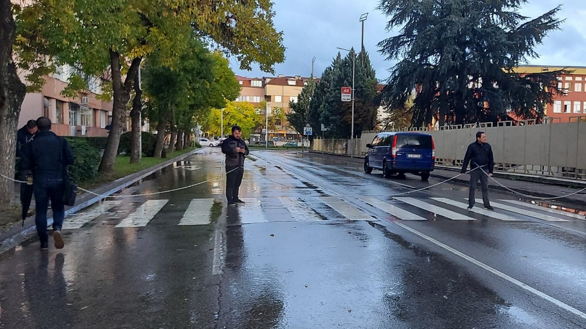 Протестиращи се вързаха с верига пред полицията в Благоевград