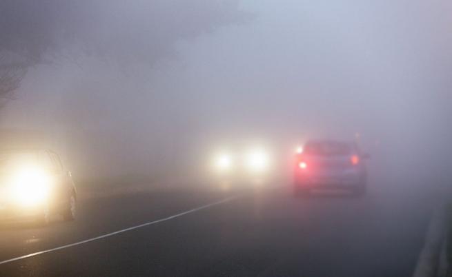 Внимание! Опасна мъгла ограничава видимостта край тунелите „Витиня“ и „Ечемишка“