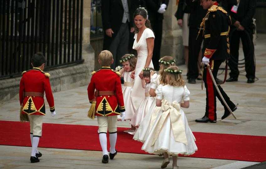 <p><strong>Шаферките на Кейт Мидълтън</strong></p>

<p>В косите си малките момичета носят венче, вдъхновено от това, с което майката на булката е била по време на собствената си сватба.</p>