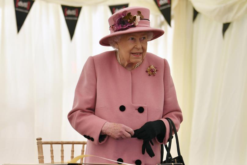 <p><strong>Кралицата винаги се облича в ярки цветове</strong></p>

<p>Със своето присъствие Кралица Елизабет II винаги привлича тълпи, където и да отиде. Ето защо тя винаги се старае да бъде облечена в ярки цветове като зелено, розово или лилаво. Понякога дори избира неоновия цвят. По този начин тя се откроява, така че всички да могат да я видят, независимо колко далеч са от нея. Тогава хората ще могат да кажат: &bdquo;Видях кралицата&ldquo;.</p>