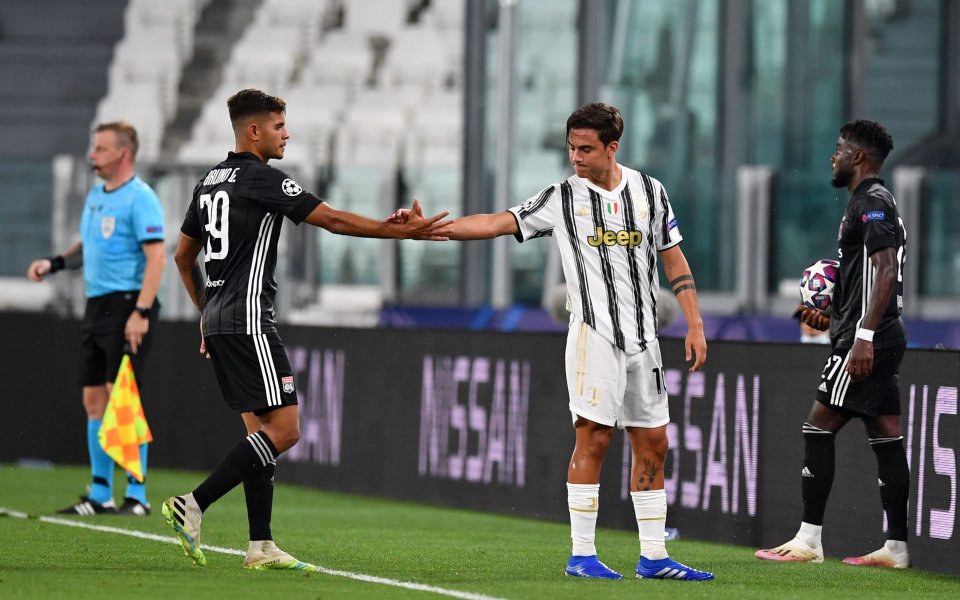 Нападателят на Ювентус Пауло Дибала не бе щастлив да седи