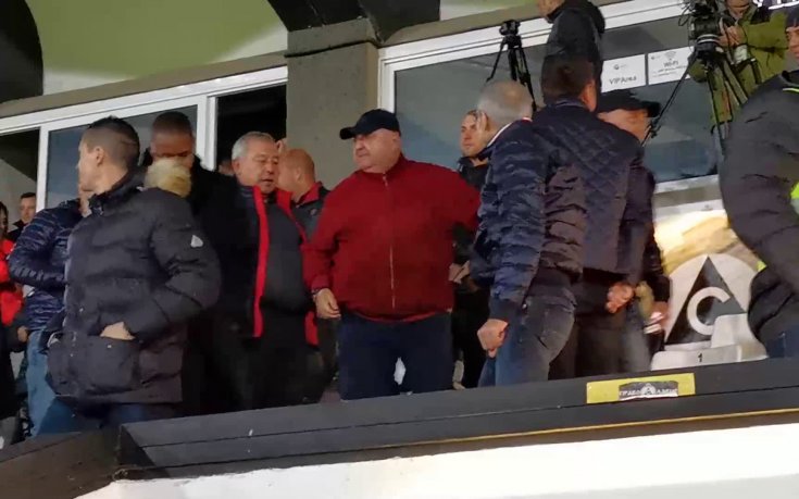 Венци Стефанов приема поздравления след триумфа на Славия над Левски