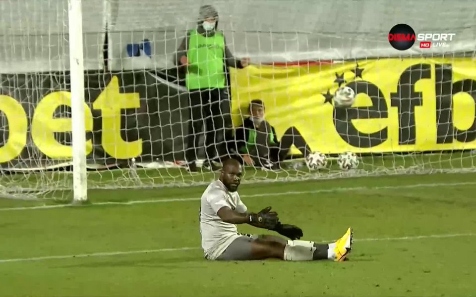 Димитър Илиев бележи втори гол в мача след груба грешка