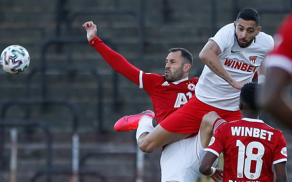 Капитанът на ЦСКА Петър Занев почти сигурно ще пропусне гостуването