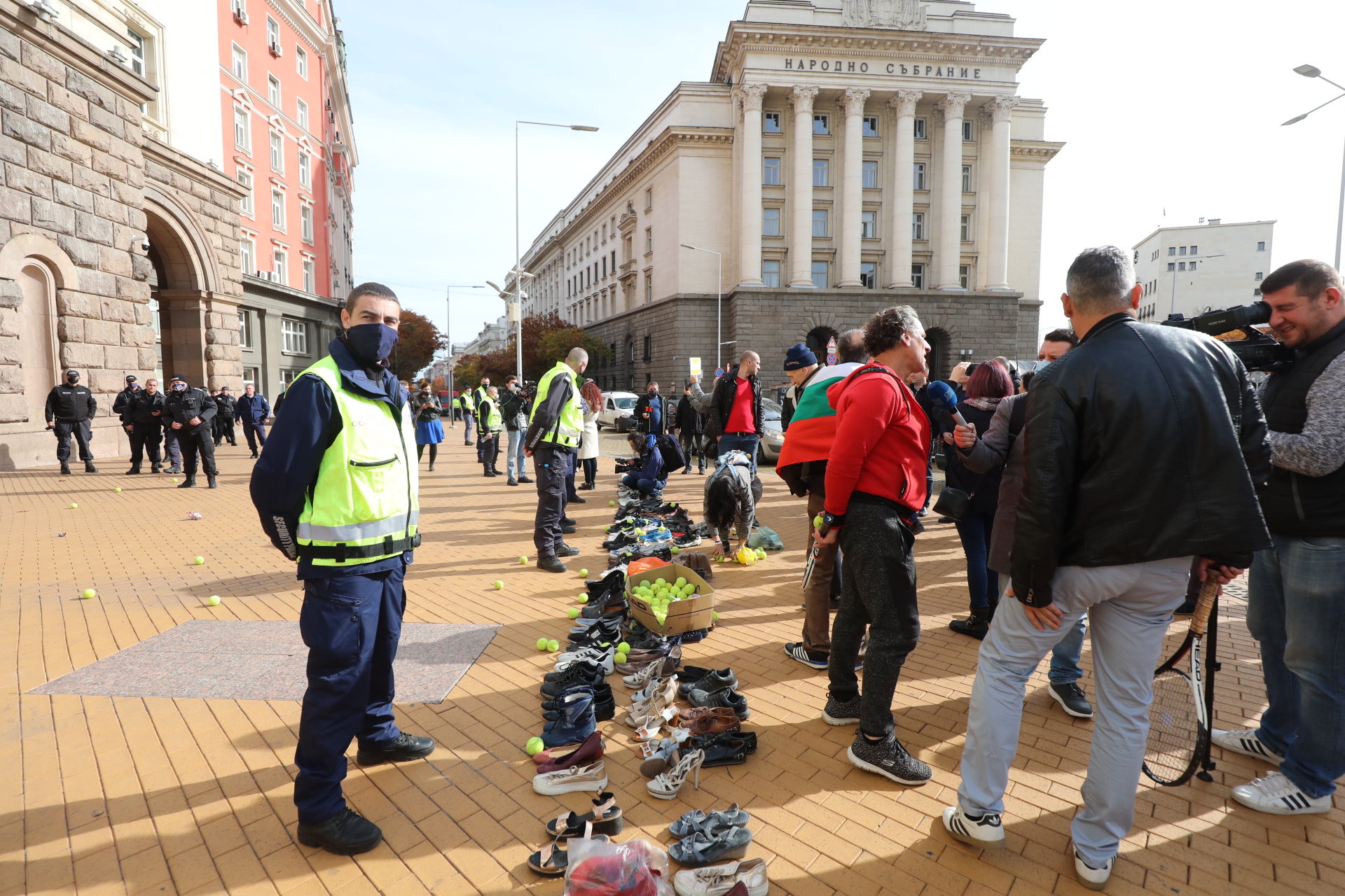 <p>По обяд днес &bdquo;Отровното трио&quot; организира пред Министерския съвет нов тип протест. Той е под надслов &bdquo;Ден 120: изтърканите обувки на над 2 милиона българи&rdquo;. Обувки&nbsp; ще бъдат хвърлени пред вратата на Министерския съвет. Целта е да се покаже колко много българи са напуснали страната в търсене на препитание навън.</p>