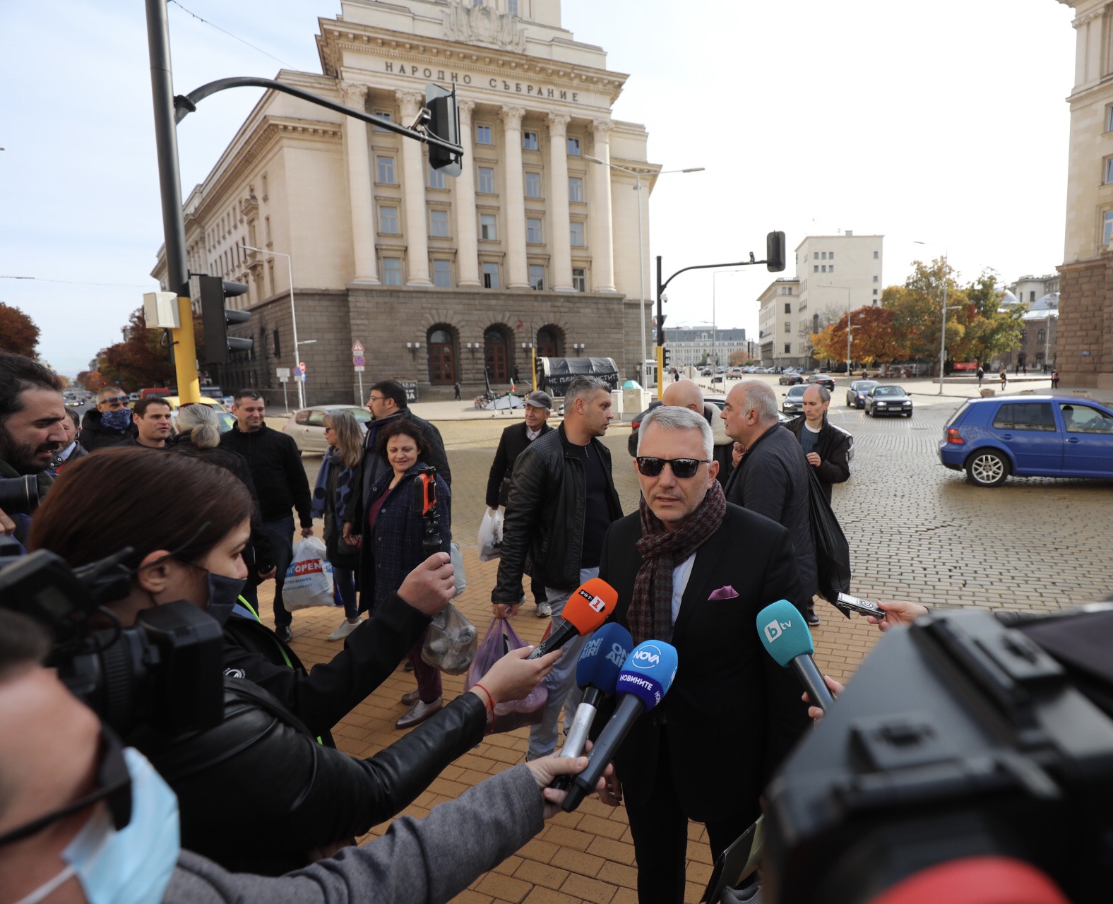 <p>По обяд днес &bdquo;Отровното трио&quot; организира пред Министерския съвет нов тип протест. Той е под надслов &bdquo;Ден 120: изтърканите обувки на над 2 милиона българи&rdquo;. Обувки&nbsp; ще бъдат хвърлени пред вратата на Министерския съвет. Целта е да се покаже колко много българи са напуснали страната в търсене на препитание навън.</p>