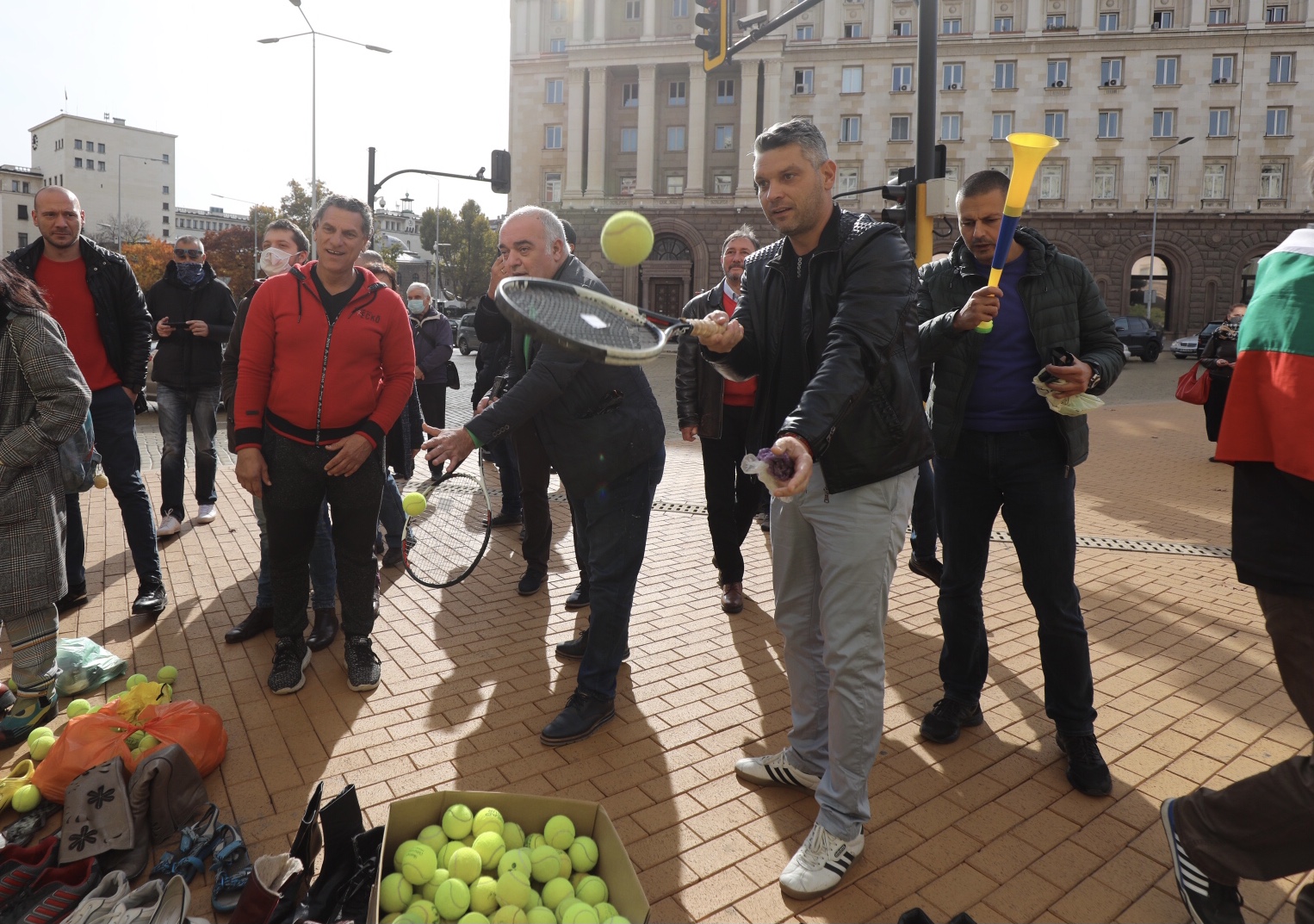 <p>По обяд днес &bdquo;Отровното трио&quot; организира пред Министерския съвет нов тип протест. Той е под надслов &bdquo;Ден 120: изтърканите обувки на над 2 милиона българи&rdquo;. Обувки&nbsp; ще бъдат хвърлени пред вратата на Министерския съвет. Целта е да се покаже колко много българи са напуснали страната в търсене на препитание навън.</p>