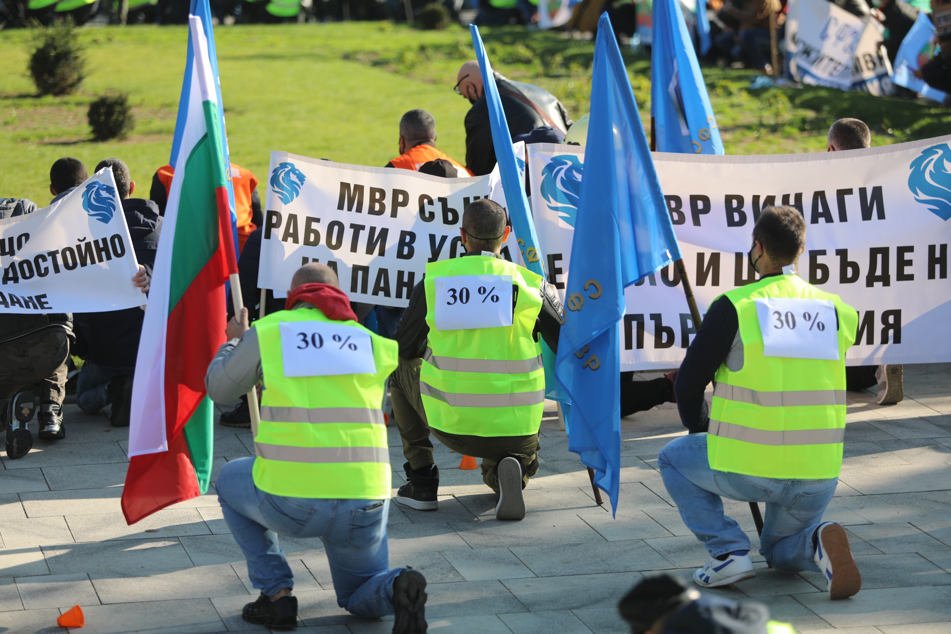 <p>Полицаите излязоха на протест на професионалния си празник - 8 ноември. Исканията им са за 30-процентно увеличение на заплатите в системата на МВР</p>