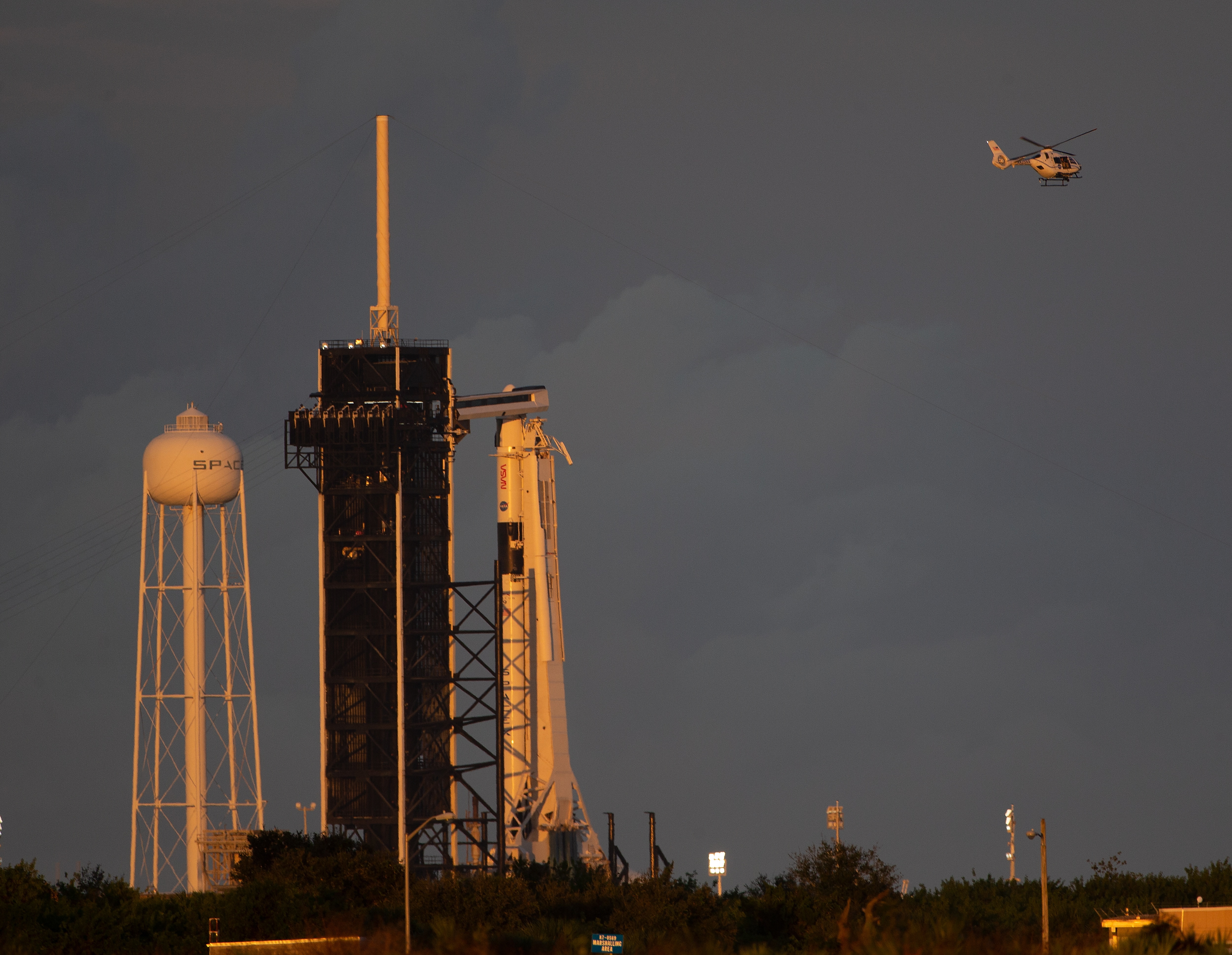 <p>SpaceX изстреля в орбита четирима астронавти. Това е вторият полет към Международната космическа станция на компанията, Илон Мъск наблюдава от дистанция.</p>