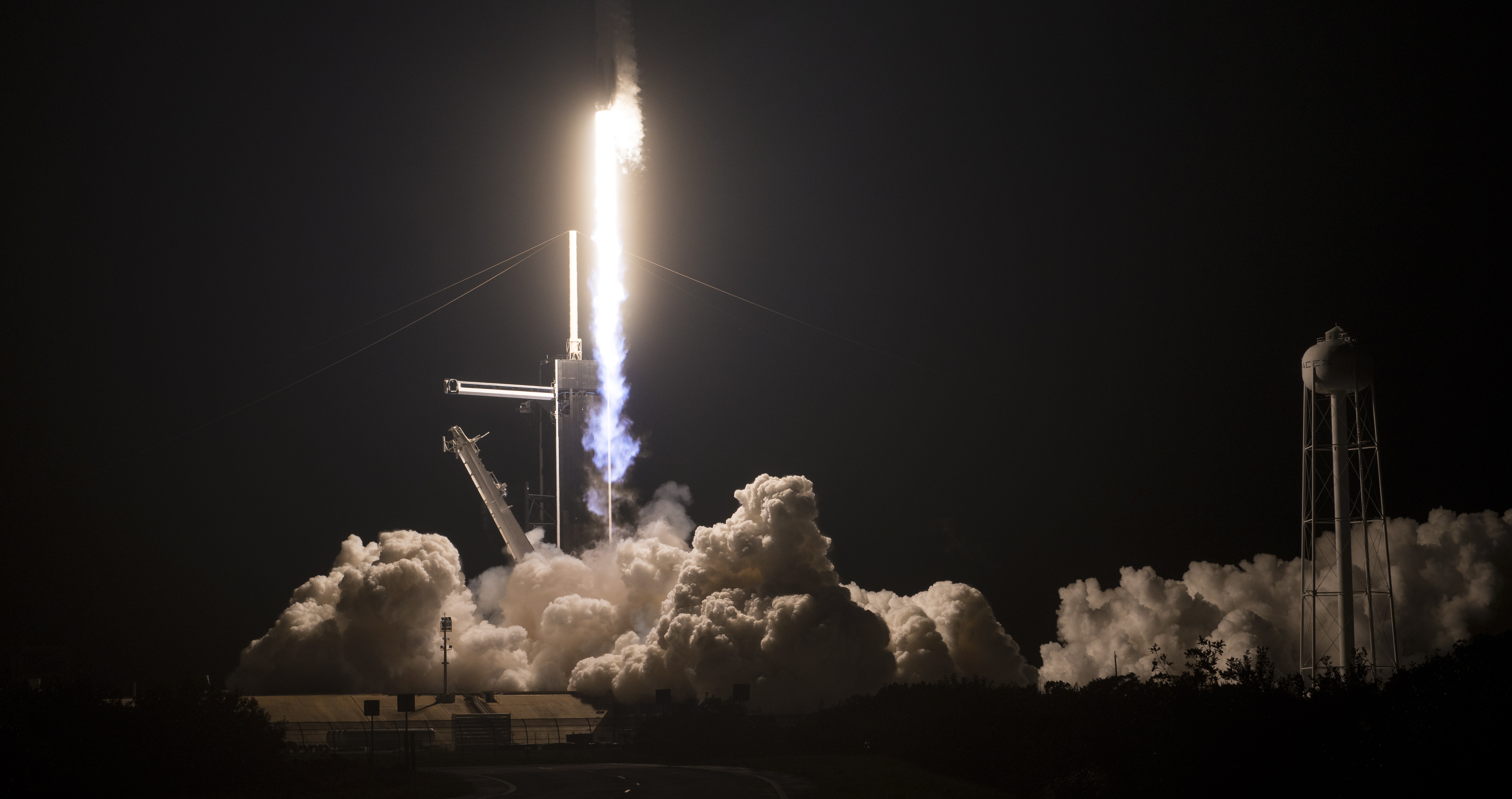 <p>SpaceX изстреля в орбита четирима астронавти. Това е вторият полет към Международната космическа станция на компанията, Илон Мъск наблюдава от дистанция.</p>