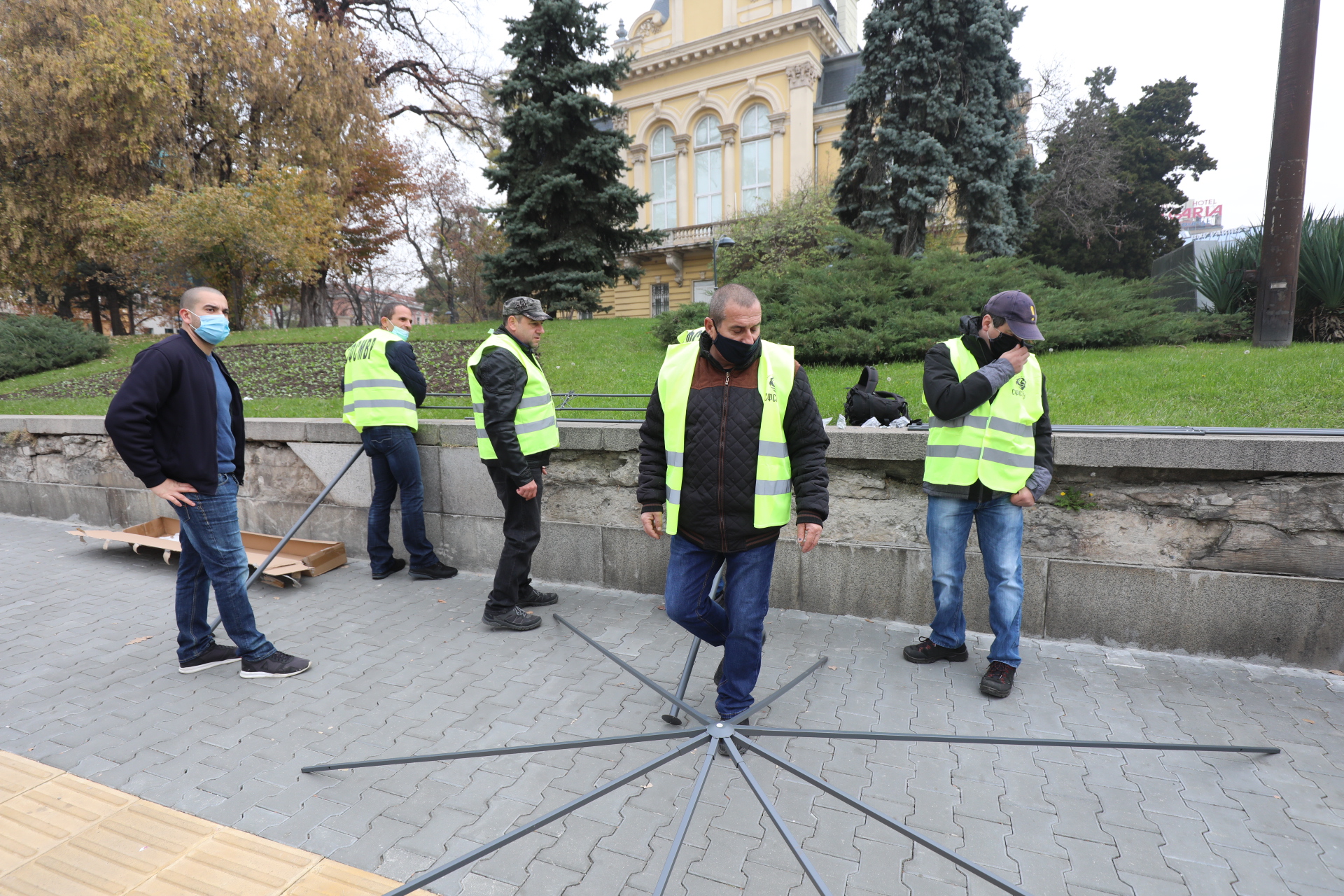 <p>Полицаите разпънаха палатка пред НС в знак на протест</p>