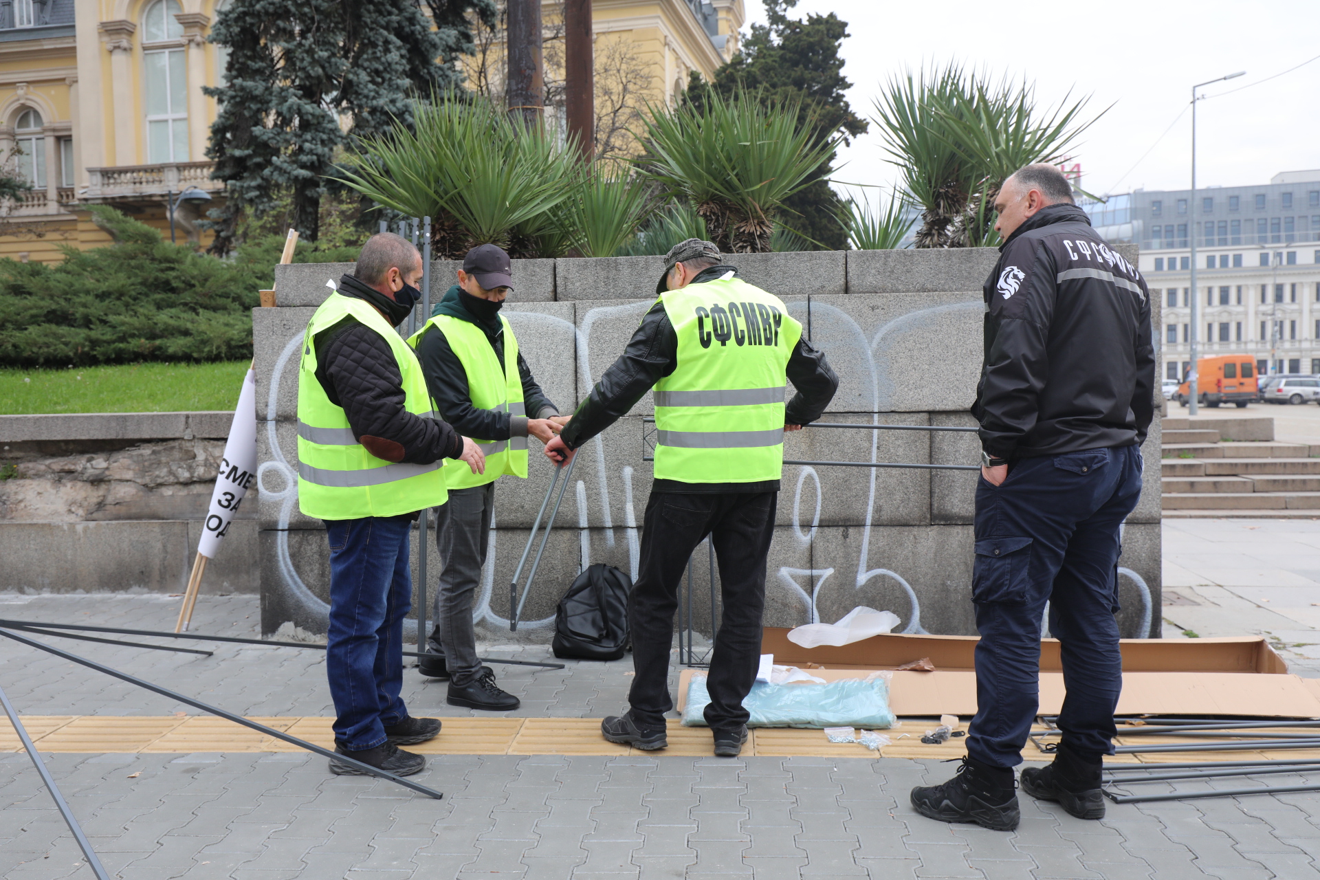 <p>Полицаите разпънаха палатка пред НС в знак на протест</p>