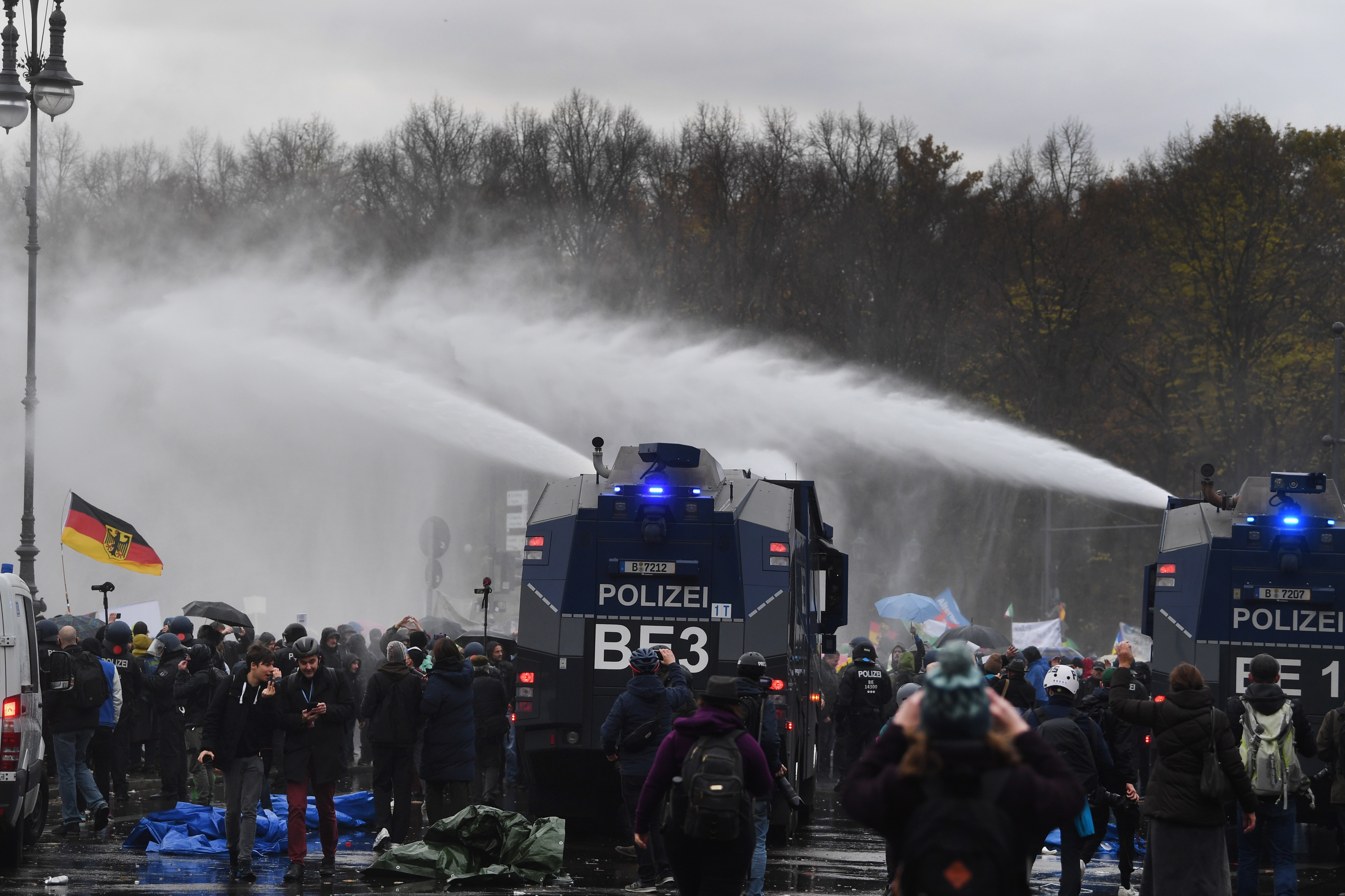 <p>Хиляди излязоха на протест срещу COVID-мерките в Берлин</p>