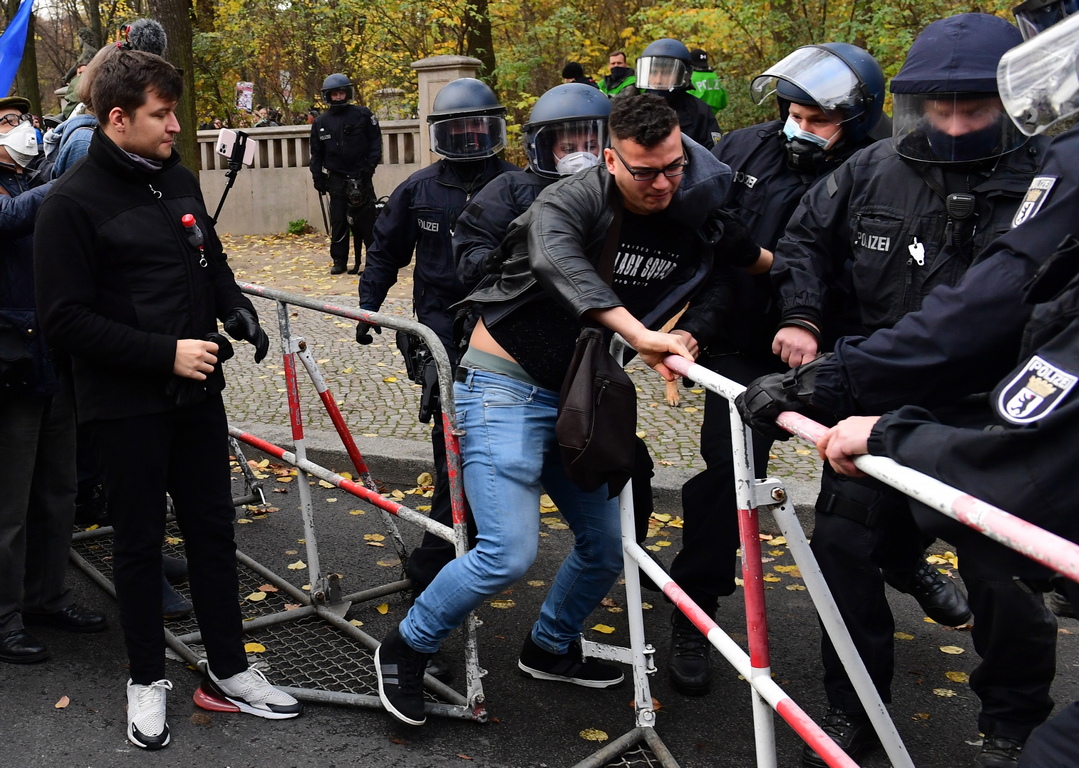 <p>Тъй като това не се случи, полицията се видя принудена да използва водни оръдия и сълзотворен газ. Няколко човека са арестувани.</p>